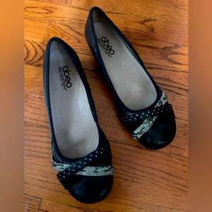 The Walking Company, women’s size 9 black shoe